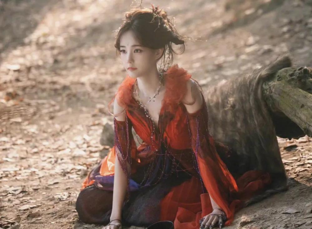 白鹿、李一桐二位美女，又是撞脸，又是撞造型，是不是又让那些脸盲的人会傻傻的分不清