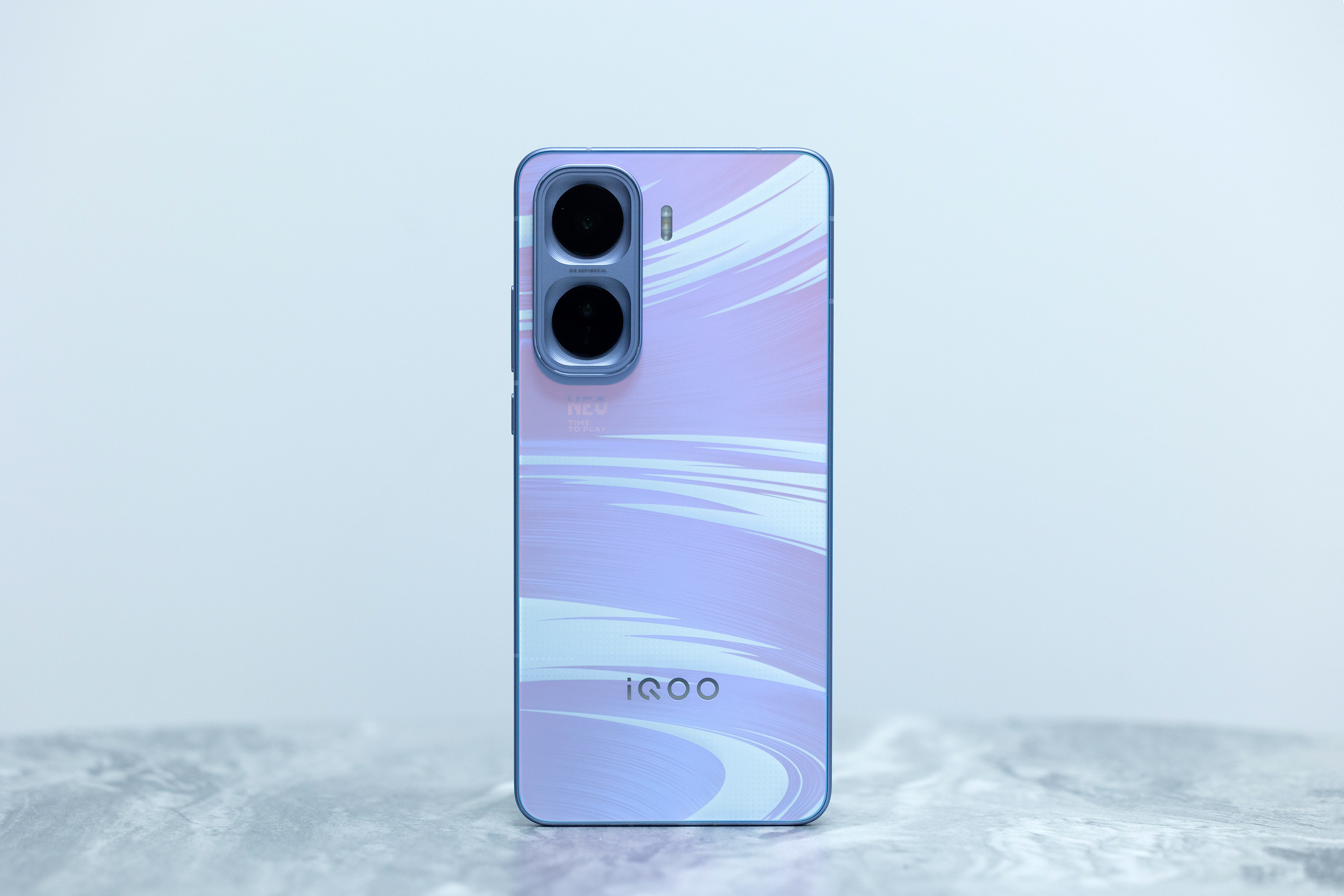 iQOONeo11图赏来啦，这款“面对疾风”的配色真的特别亮眼，航天级铝合金+