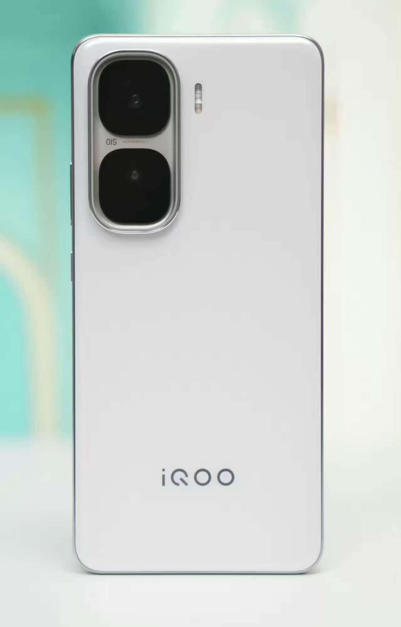 如果纯买来打游戏的手机，可以考虑iQOONeo10Pro+和一加Ace5至尊，