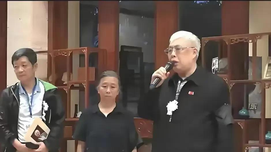 2018年，陈毅之子陈小鲁葬礼上，粟惠宁身穿素服满脸忧伤！昊苏、丹淮、小鲁，陈