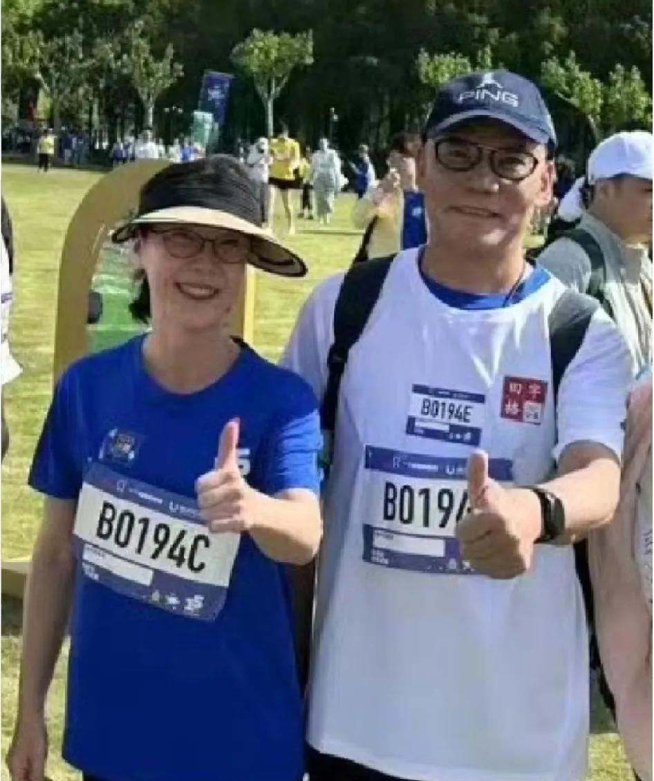 不得不说，李国庆真是个狠人啊！昨天离婚，今天就结婚了！而且，他的结婚请柬里，