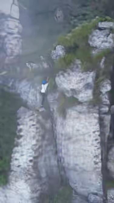 庐山11名驴友探险未开放区域，1人坠崖身亡，10人被困，这个事只能说无知者无畏。