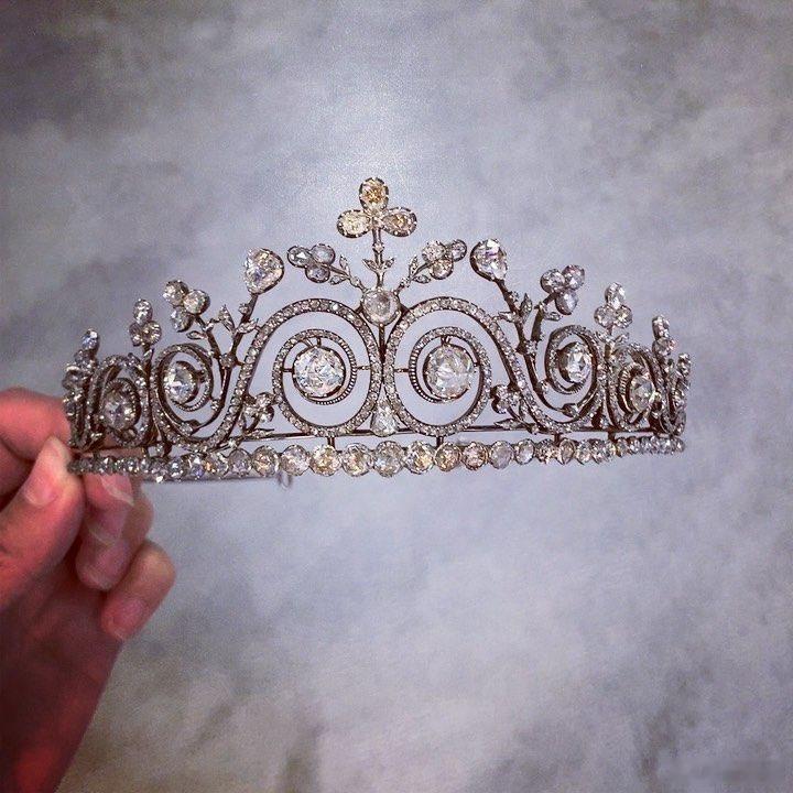 比利时王室🇧🇪埃丽奥诺尔公主首次佩戴王冠👑，王冠来自本土珠宝商Coose
