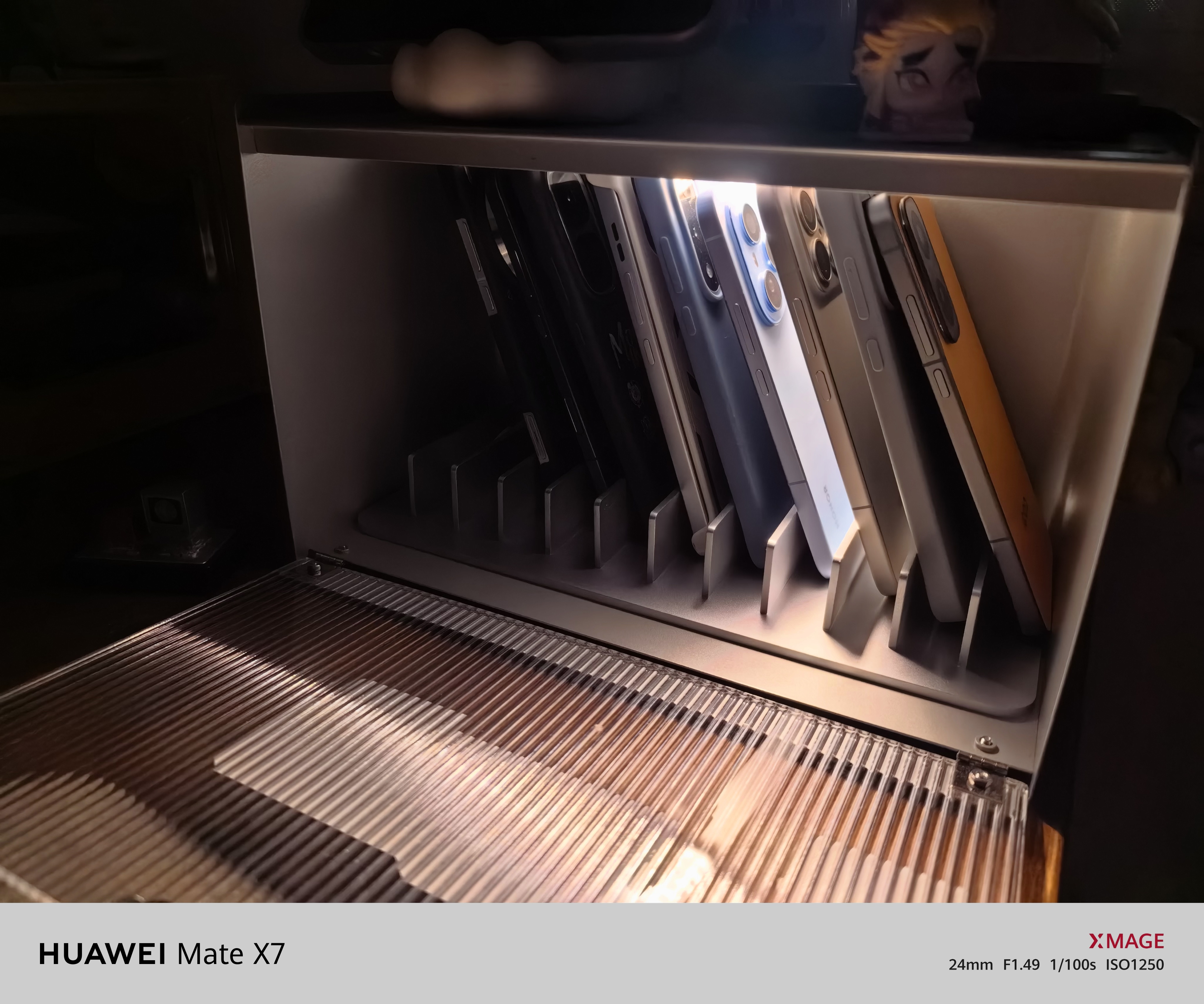 一加这个休眠舱放手机真好使，晚上打开还有小灯呢，箱子做得再高一点就好了