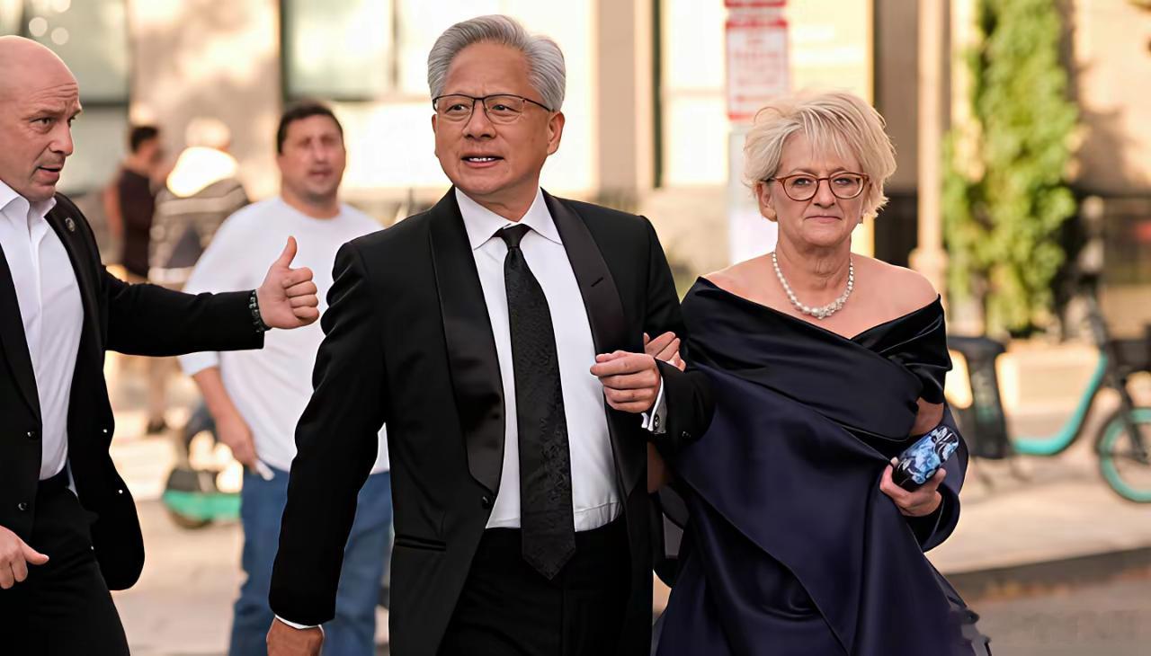 黄仁勋这辈子最成功的决定不是创立英伟达是一辈子都没换老婆白宫那顿饭，笑得轻松，旁