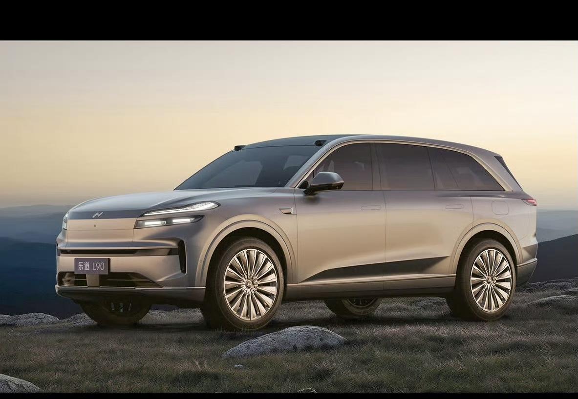 昨晚腾势N8L一上市,30万以下起步的5米2大SUV竞争更激烈了。腾势N8L2