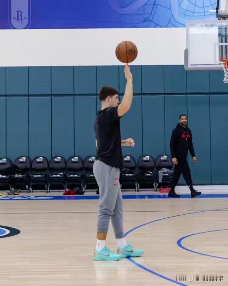 火箭超级巨星杜兰特对球队控卫提出了要求！最近杜兰特在参加的一个节目中聊到了球队的