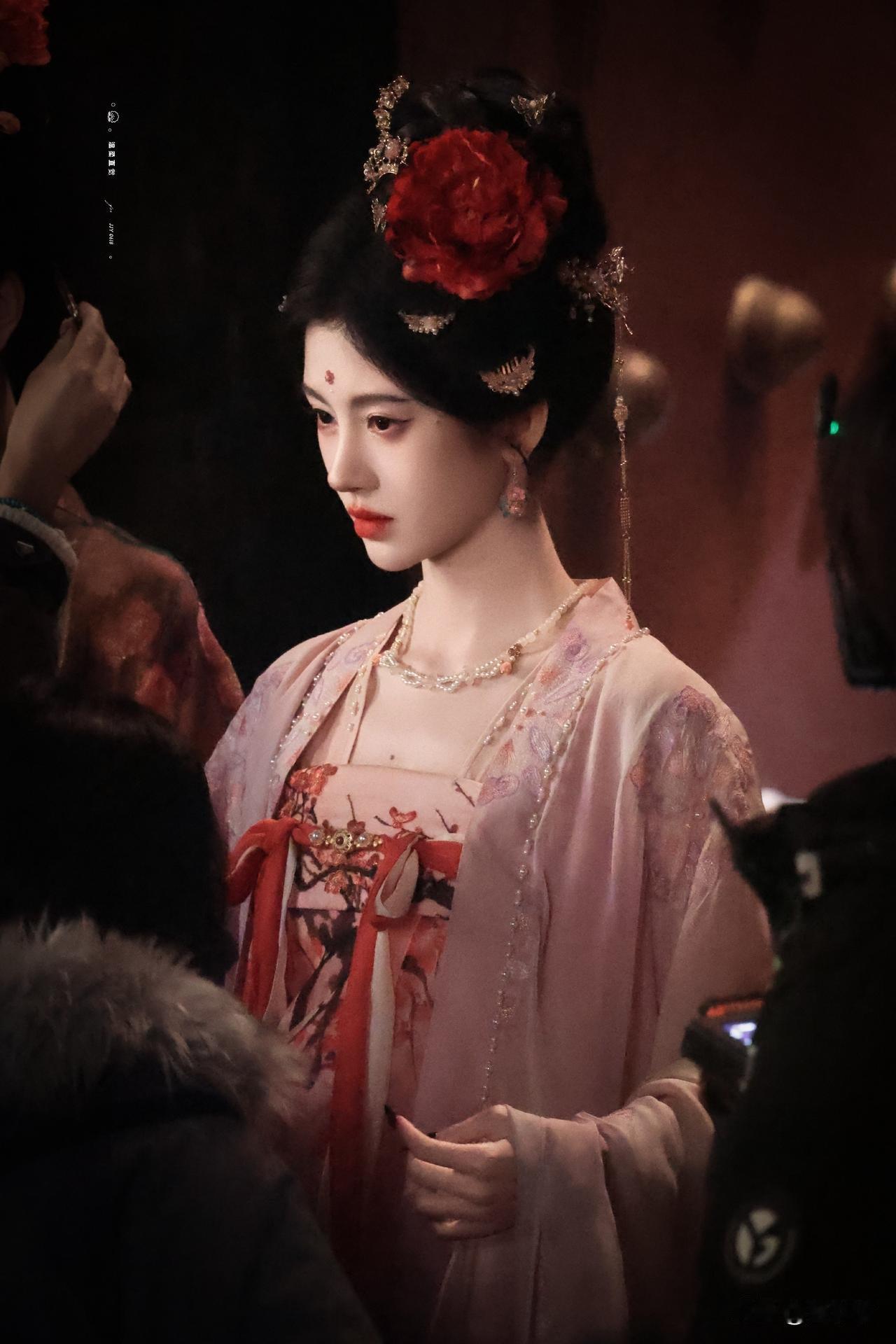 丝芭这波操作太狠了！直接把鞠婧祎的收入明细晒了出来，数字精确到个位数。虽然大家