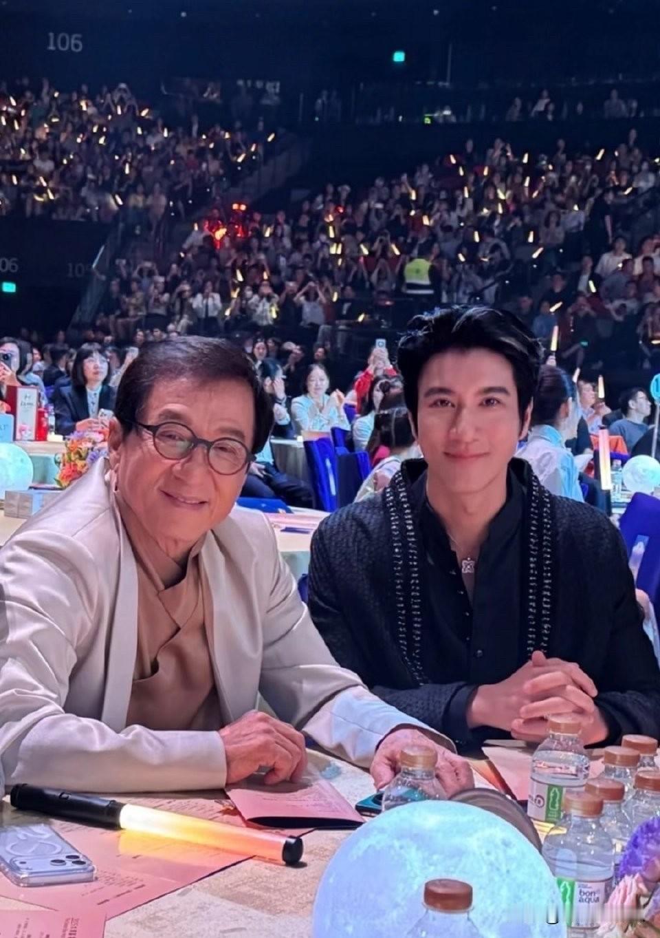 这谁还睡的着71岁的陈龙49岁的王力宏而且不是第一次了以为是国际礼仪亲脸