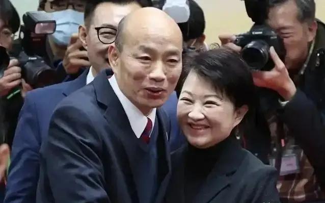 沈富雄在接受黄伟瀚采访时说，目前的国民党治乱归根到底就是卢秀燕没选党主席导致的。