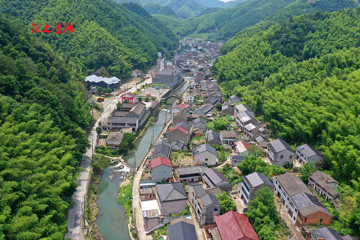 浙江省宁波市余姚市鹿亭乡晓云村，原晓云乡政府所在地，荷梁线公路和晓鹿溪穿村而过，
