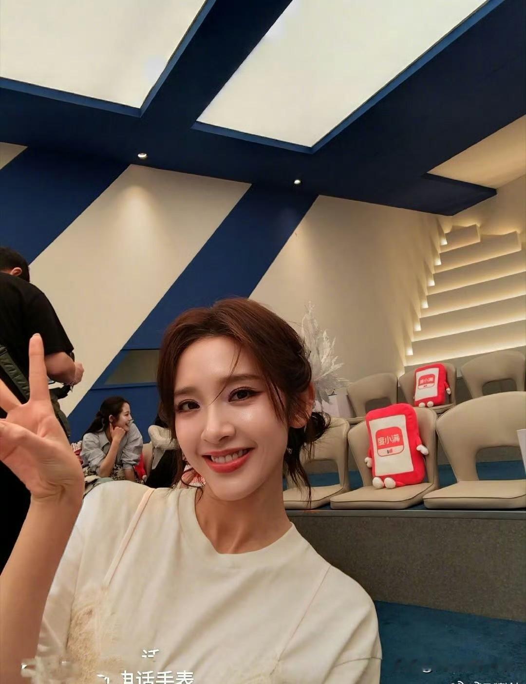 谢楠小儿子用手表拍的曾沛慈唐艺昕这组明星合影居然出自幼儿园娃的电话手表！谢楠小儿子随手按快门，把曾沛