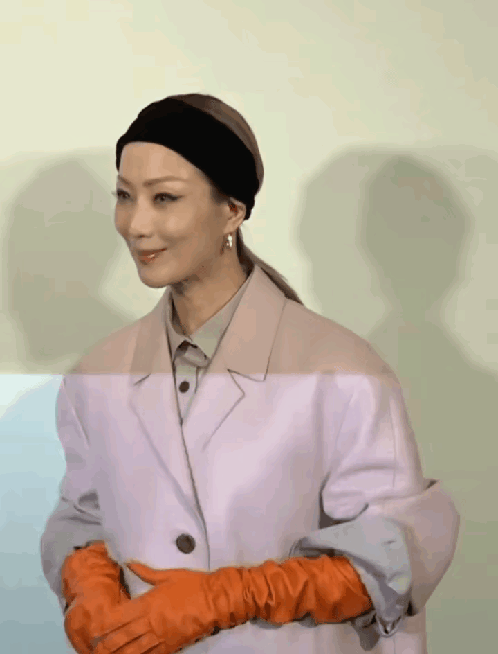 现在的郑秀文成这样子了。53岁了，倒是不显老，但是脸部僵硬，像一尊会微动作的