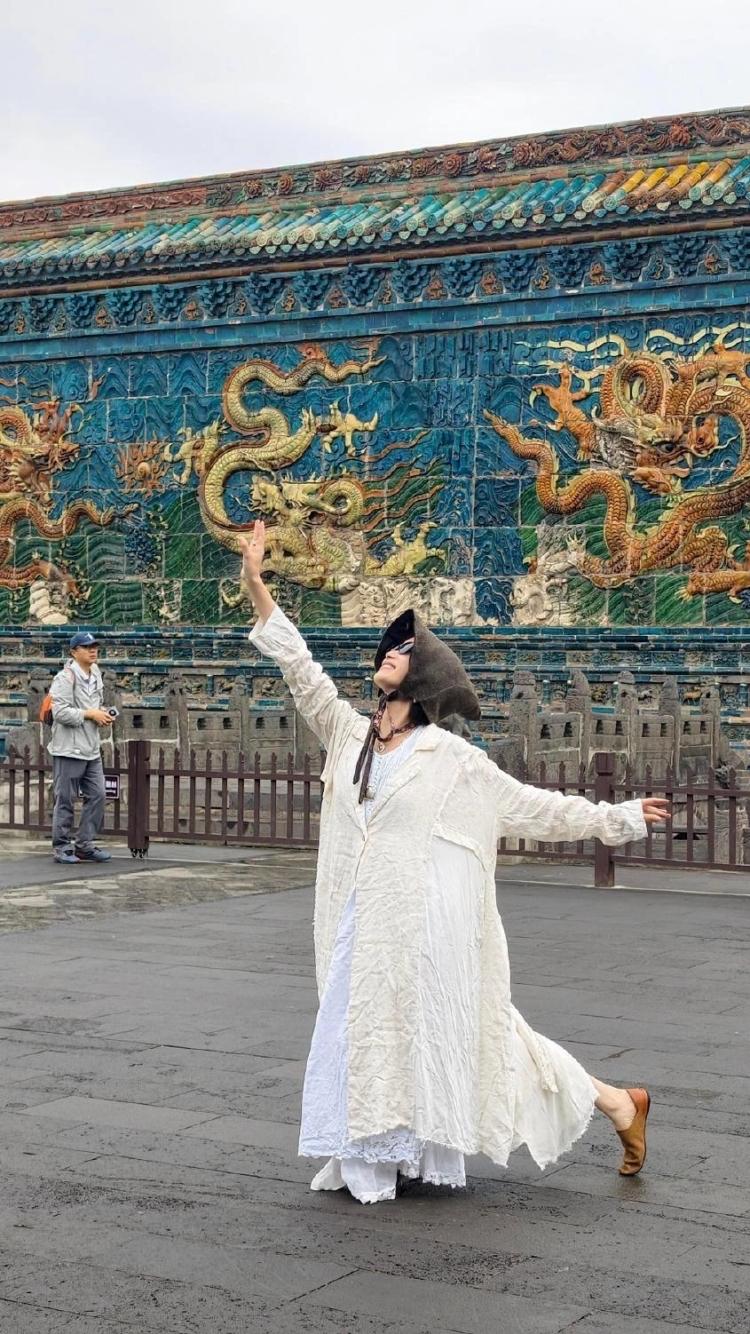善化寺里被认出来那一下，倪妮这身衣服先让人停了两秒。款式挑人，换个人穿容易显得用