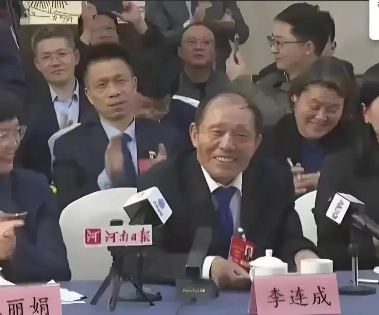 “要喝农民一杯酒，就割我舌头，乱花村里一分钱，就剁我手指头！”，两会上一个74岁