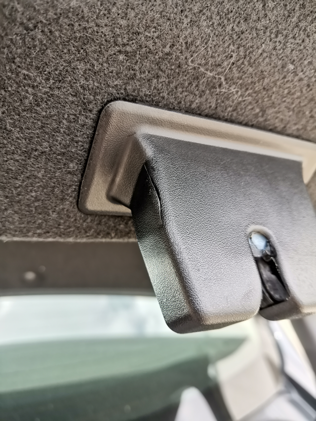 君威问题吐槽新车1年半，这里就生锈了，后备箱卡扣开裂，群友好多中招了，我的也不