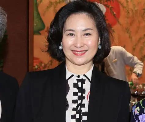 1993年，何超琼为陈百强扶了一次棺，代价是她的婚姻。何超琼父亲何鸿燊在澳门做