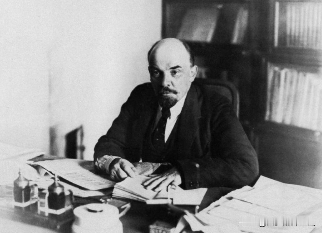 列宁逝世后，斯大林对他貌美的妻子，下了一个残忍的命令。列宁去世以后，他的妻子孤苦