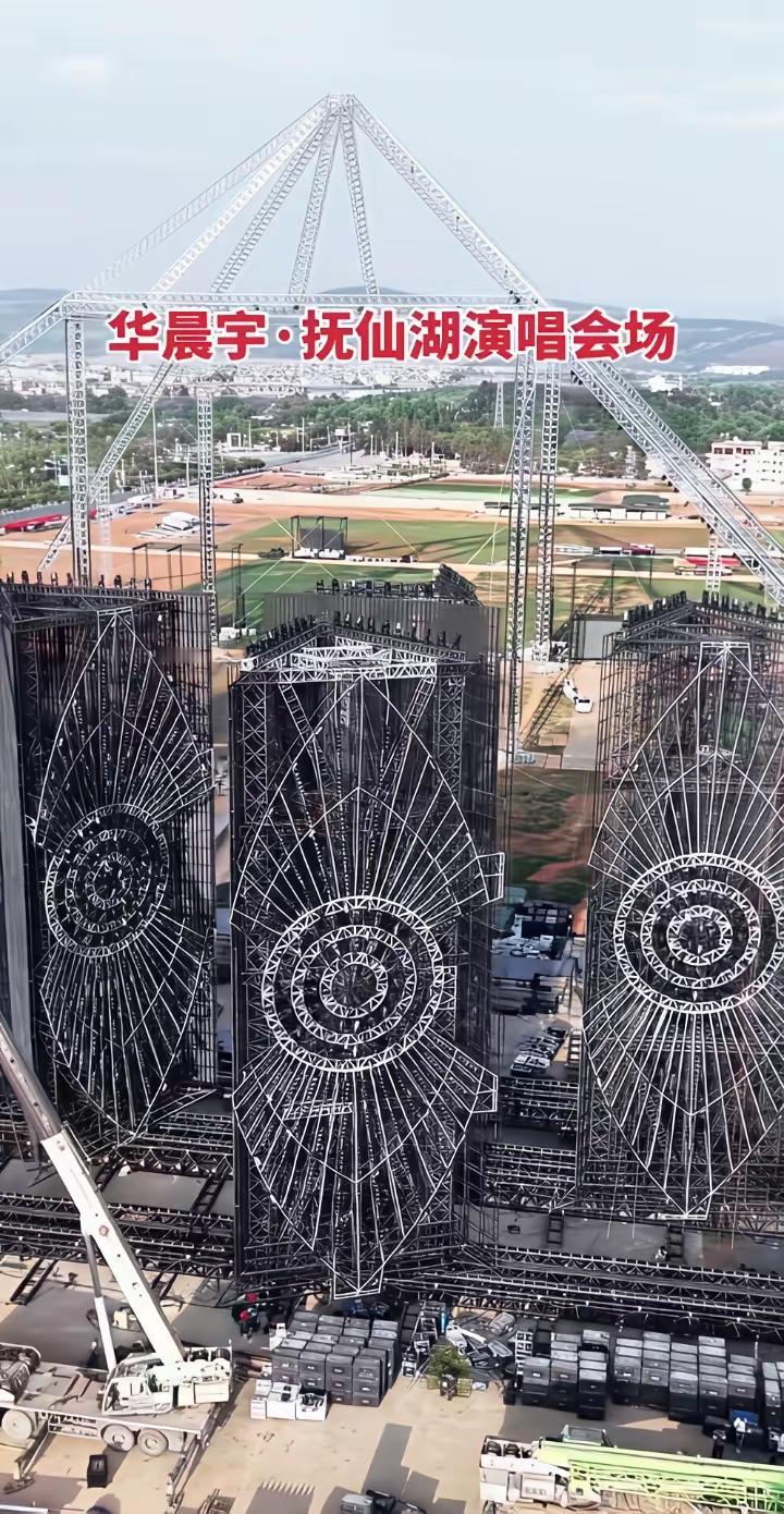 这么醒目的标识性建筑，先是说为演唱会专门搭建的，后又说演唱会之后作为主题乐园保留