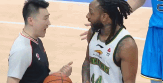 真业余啊！CBA常规赛京辽大战第四节，由于辽宁主教练杨鸣抗议判罚并用不当方式嘲讽