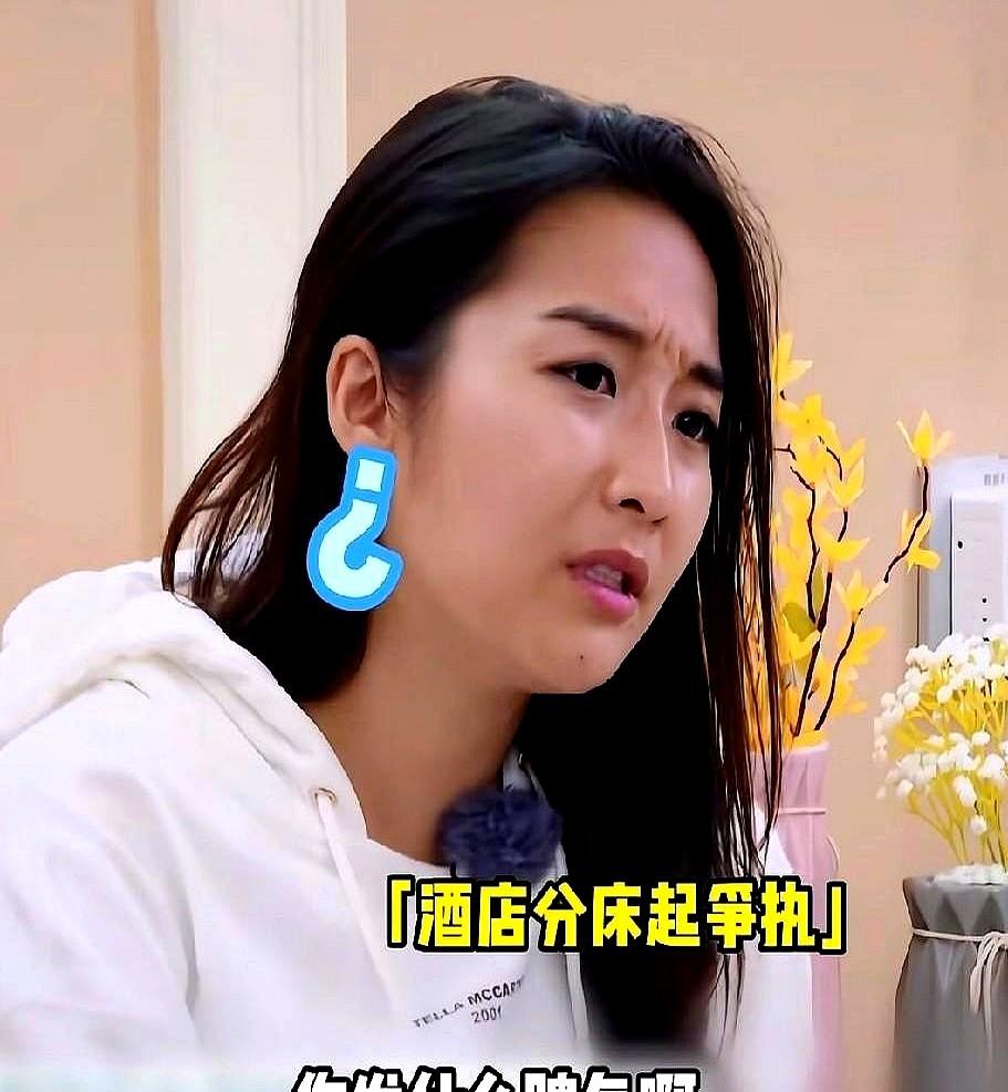 堂堂影帝，半夜把自己塞进酒店窄小的沙发里，死活不肯去床上睡。女儿在一旁看着心