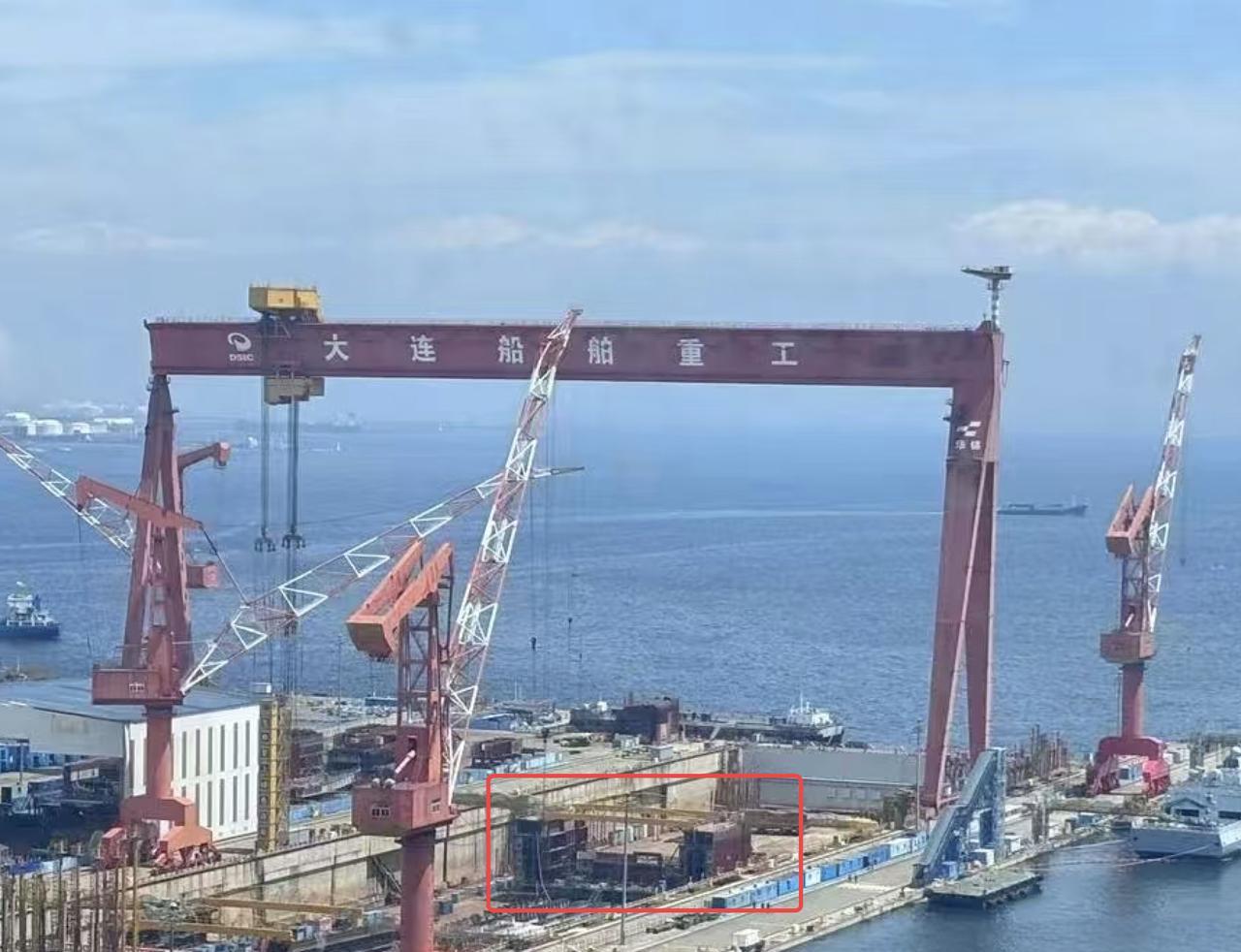 新航母组件在大连造船厂船台内成型准备迎接核动力航空母舰吧不仅船台内的组件越来