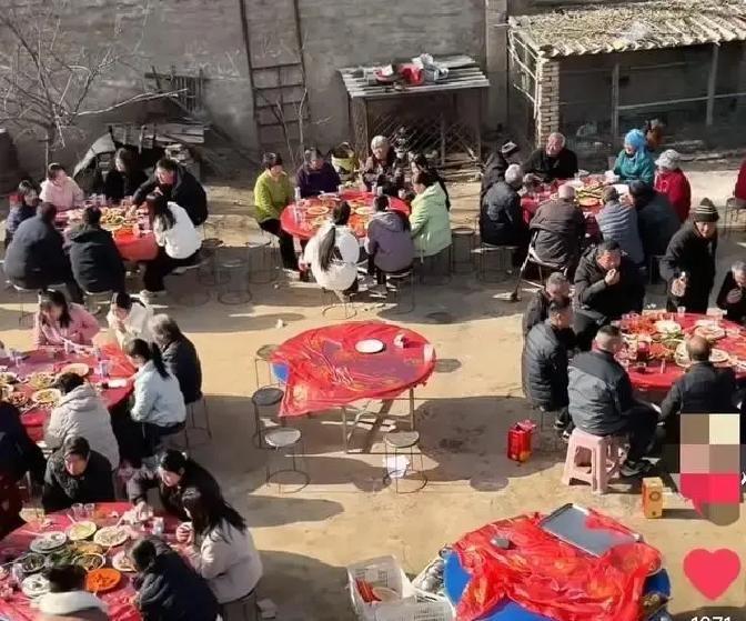 聪聪媳妇挺着微隆肚子回姥爷家过生日，长辈夹菜都绕开螃蟹，镜头里她全程护肚。我刷