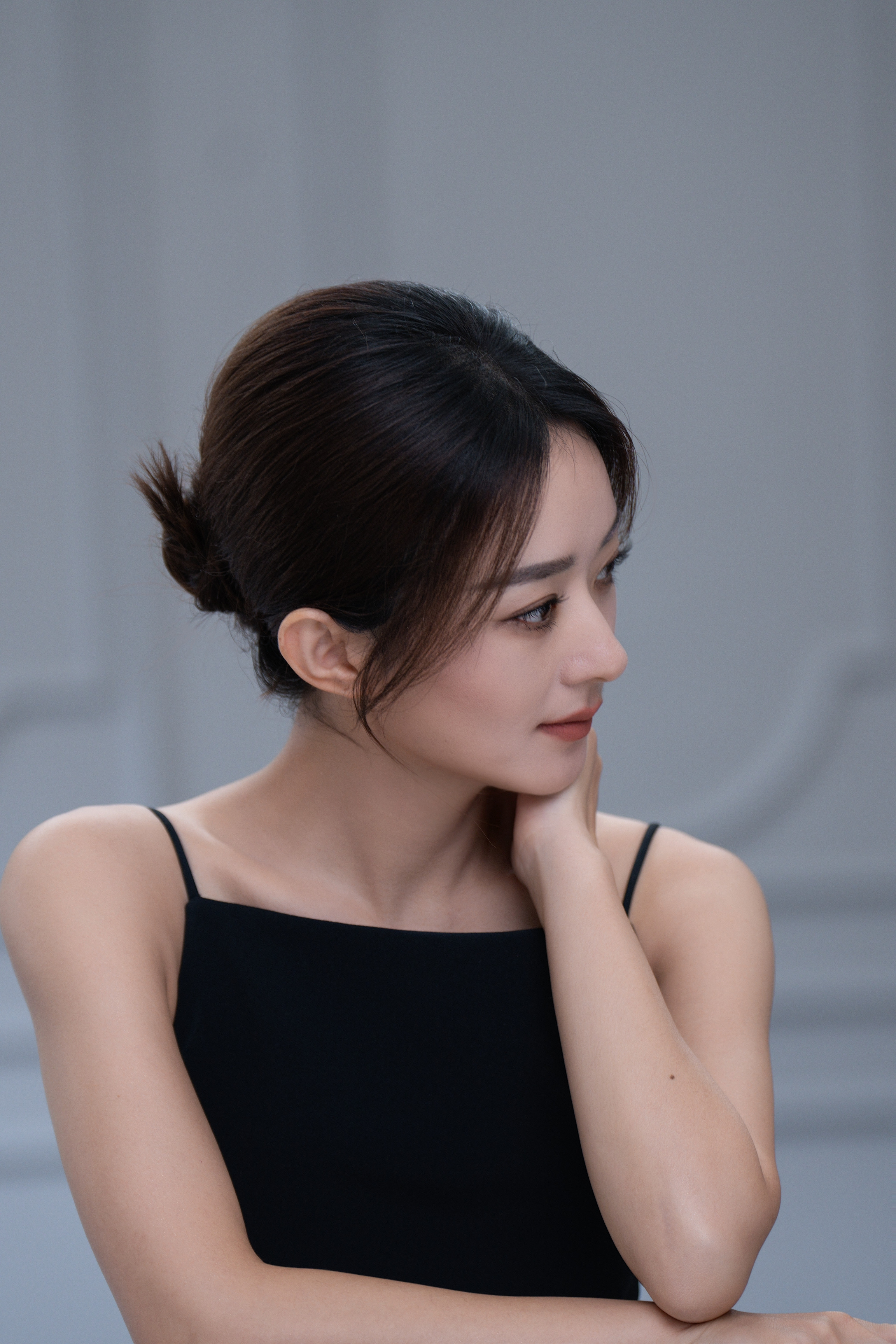 香息轻裹，温婉作序。赵丽颖赵丽颖盘发吊带黑裙