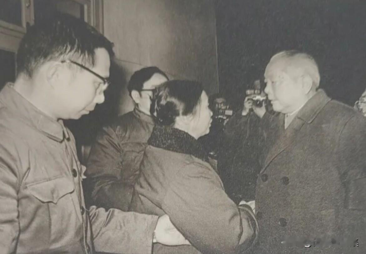 1984年2月15日，党和国家领导人李先念、杨尚昆、余秋里、杨得志、张爱萍等，在