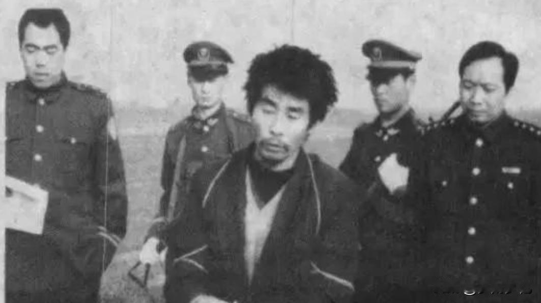 陕西史上最大连环奸杀案：通缉在逃8年，52起命案无一破获，最终却因为坐在草丛里抽