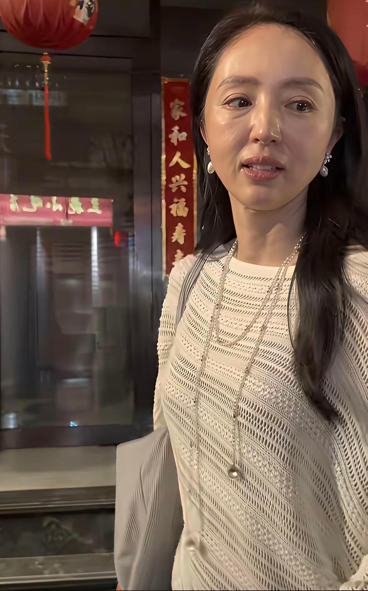 她从年轻时候我就欣赏不来她的美