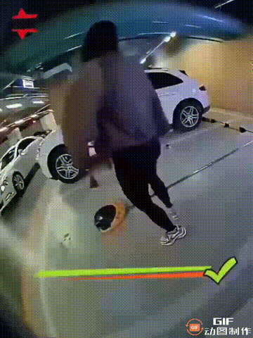 福建厦门一处商场停车场内，一名女子开车停不进车位，于是便拿旁边的两辆车出气，不仅