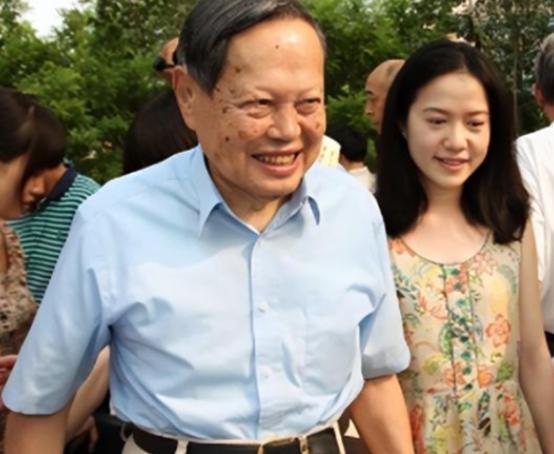 102岁的杨振宁正在休息的时候，突然声音微弱的喊了一声翁帆，翁帆在听到后立马来到