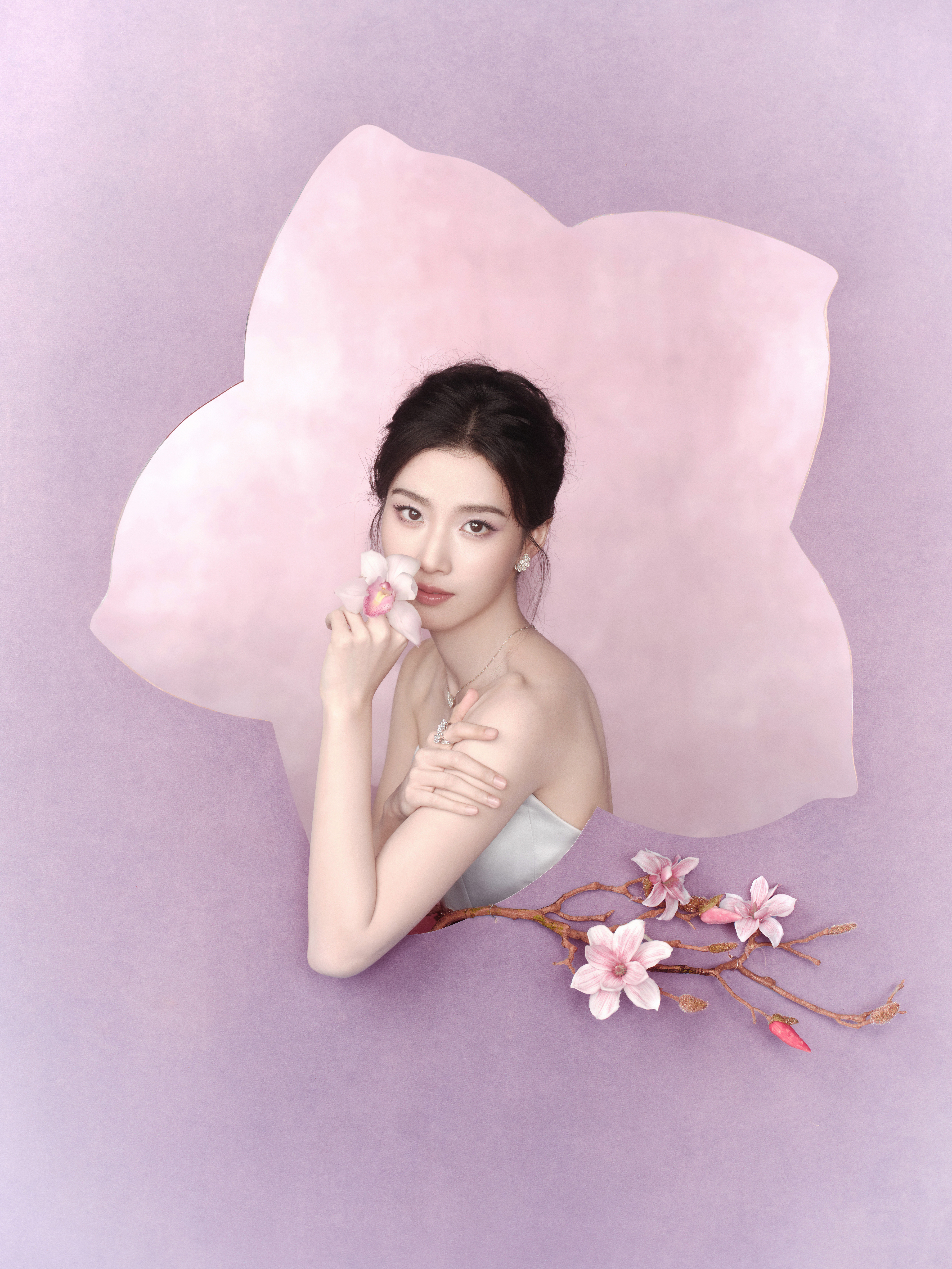 演员卢昱晓出席2026电视剧品质盛典造型图集，身着一袭珠花刺绣抹胸拖尾礼服搭配C