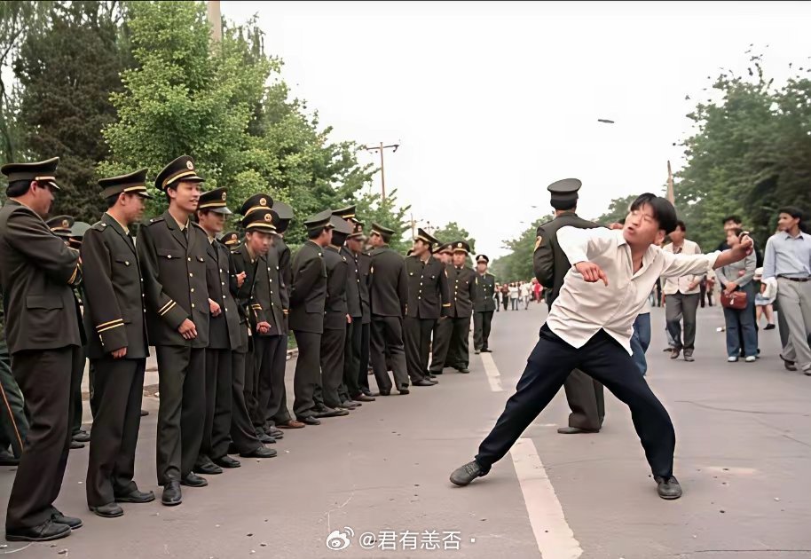 老照片：1999年5月9日，美国驻华大使馆大门处，一名愤怒的抗议者向使馆建筑投掷