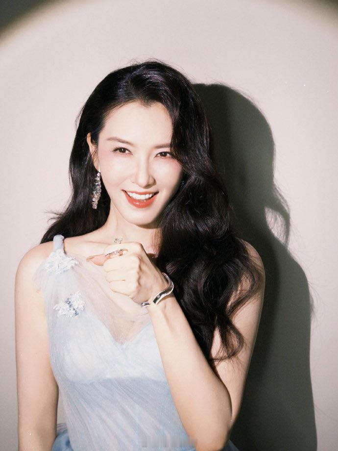 徐洁儿为什么会没人选徐洁儿逆袭徐洁儿舞台开口就惊艳，唱功稳定又有质感，和声更是