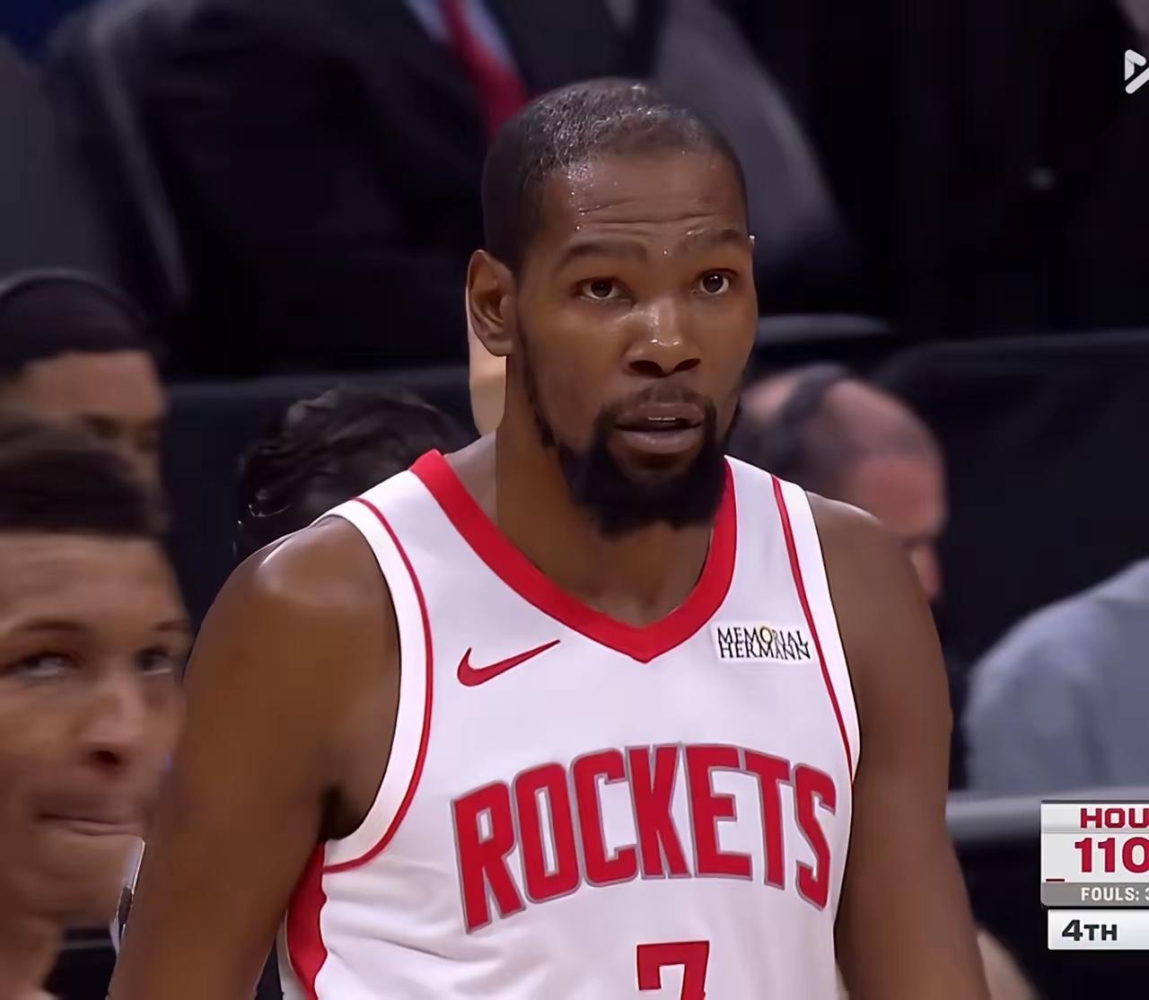 杜兰特陷入了尴尬境地。他从篮网转投太阳，球队成绩便逐年下滑。原本是总决赛级别的