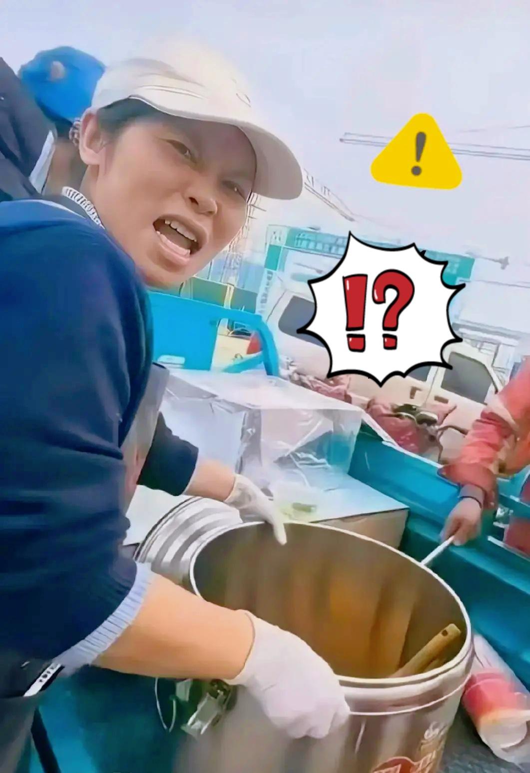 济南倒饭姐栽了！派出所里现原形，再横也架不住没理没证据！口口声声说工地是自己