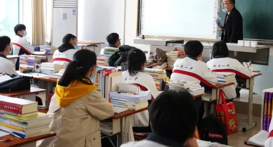 初中阶段，你不知道的五个潜规则！1、数学不好，基本与重点高中无缘；英语不好，