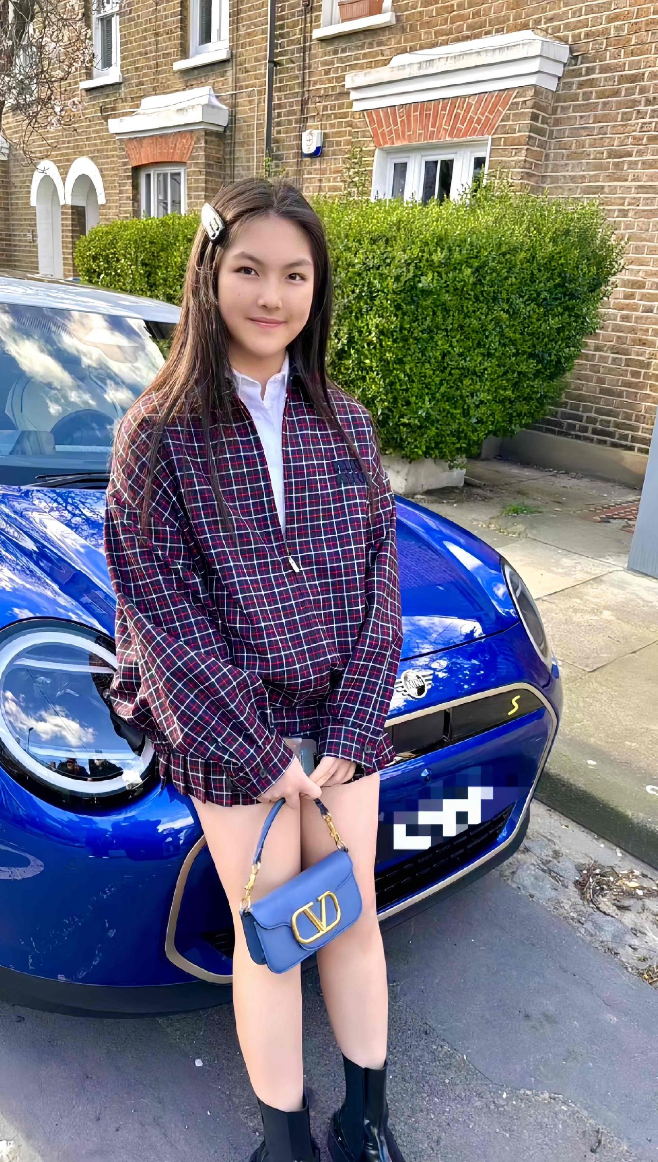 2024年，王诗龄坐妈妈李湘给她买的车出行，心情美美哒。那个时候王诗龄才15