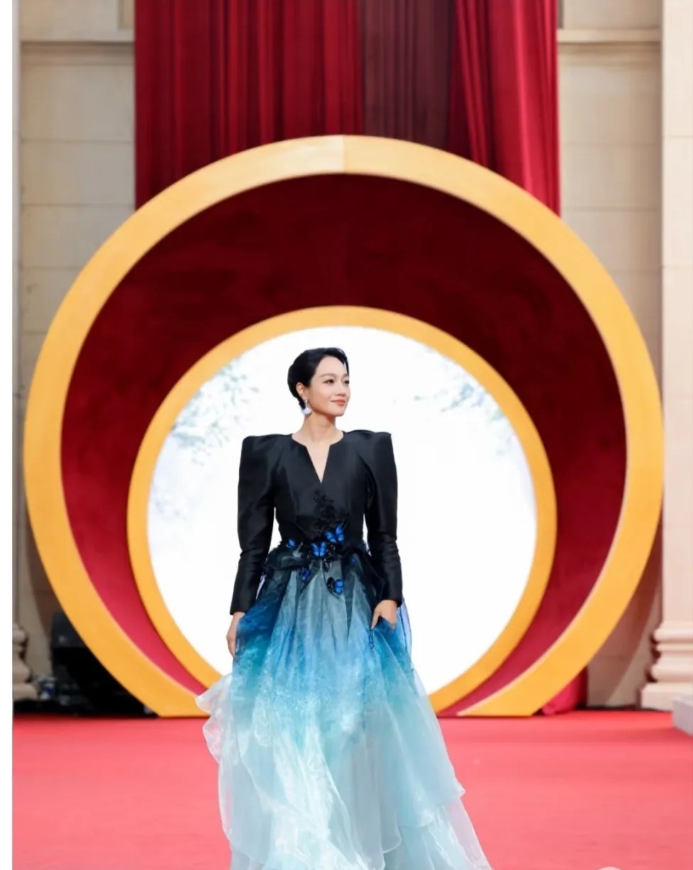 朱丹，这礼服端庄大气又不失时尚，简直无法来形容她的美了。