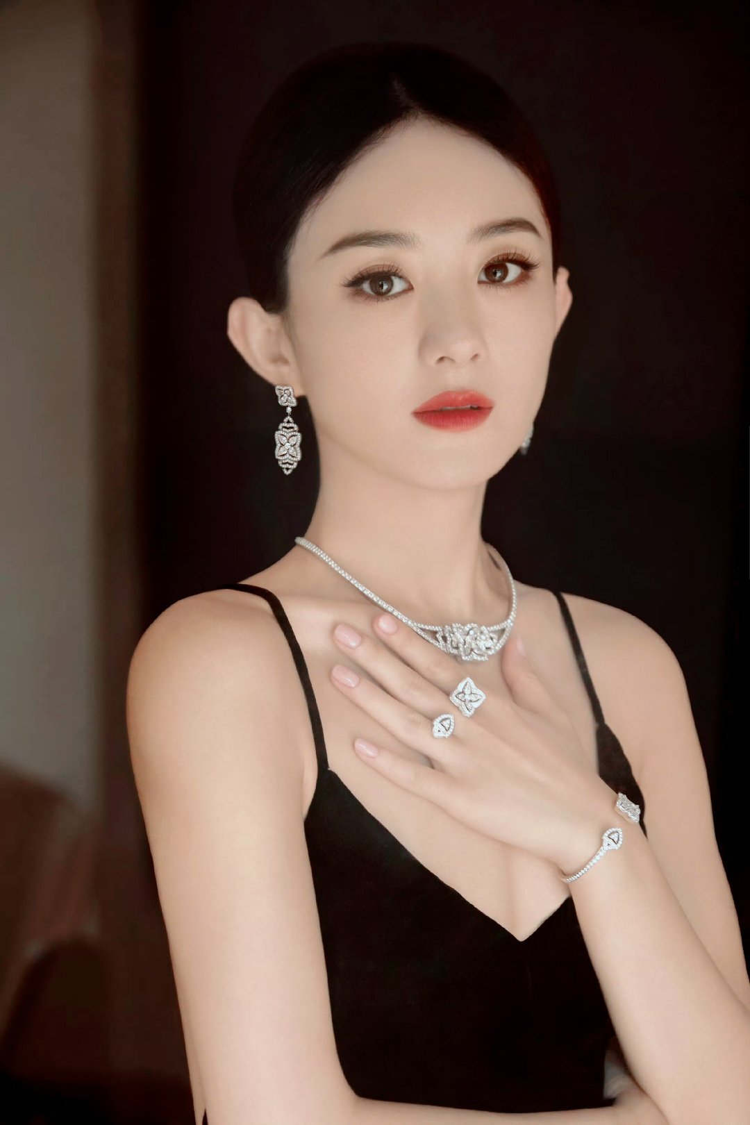 纪梵希美妆赵丽颖热点现场纪梵希官博删的只剩范丞丞了，丽和范丞丞一起代言豪门姐