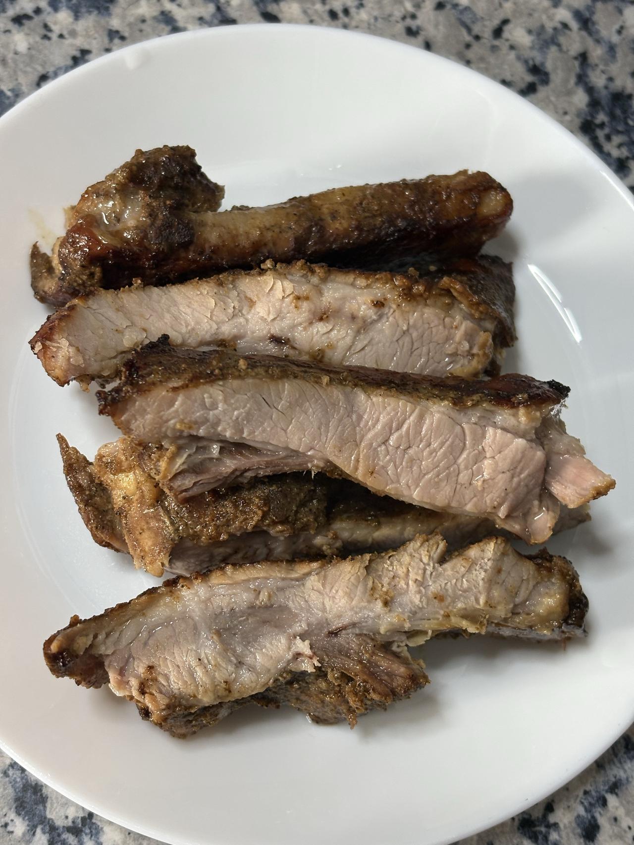今天吃什么？烤肉，土豆和意面🍝烤肉就是猪排，太长了，把它切成四份，提前腌制