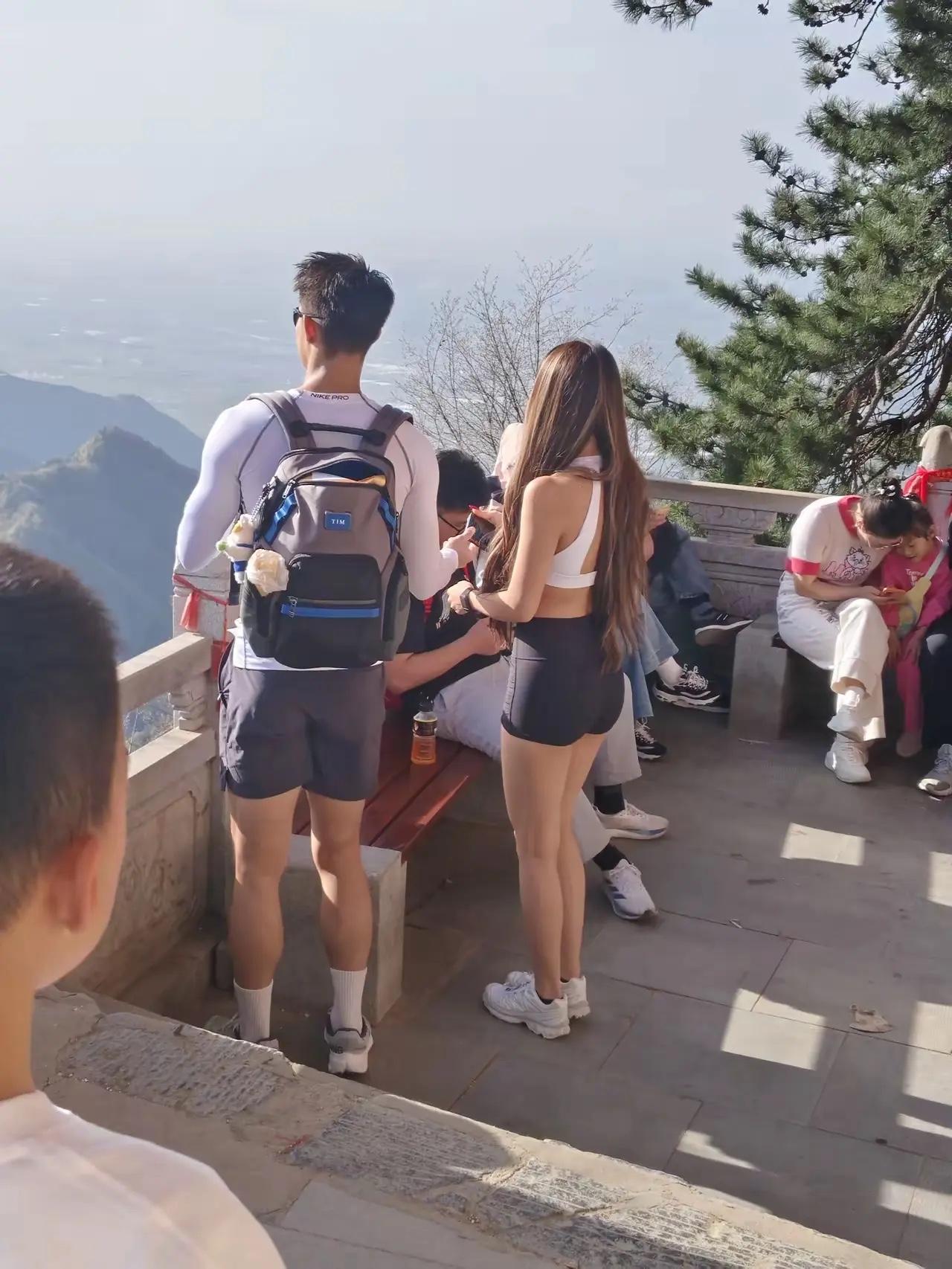 这一幕有没有人很羡慕啊一对情侣无论是男孩子的健硕身材还是高大威猛的外表还