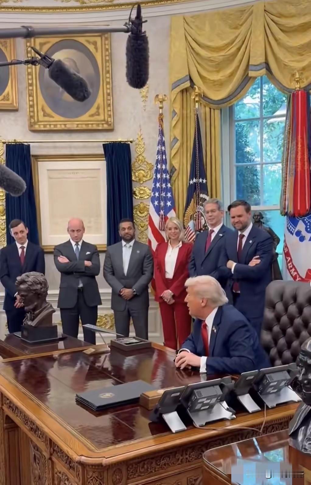 老特开会的风格比较独特，只有他自己坐在办公室的椅子上，其他人站在他的周围，显得非