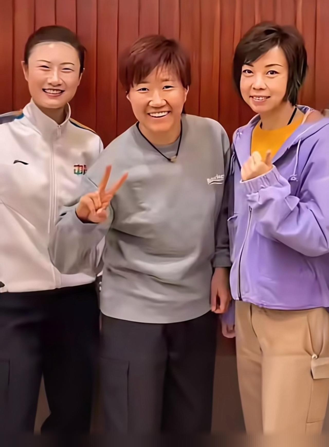 我敢说，这张照片里的人，如果你能认出三位，我估计，你一定是乒乓球界的骨灰级粉丝了