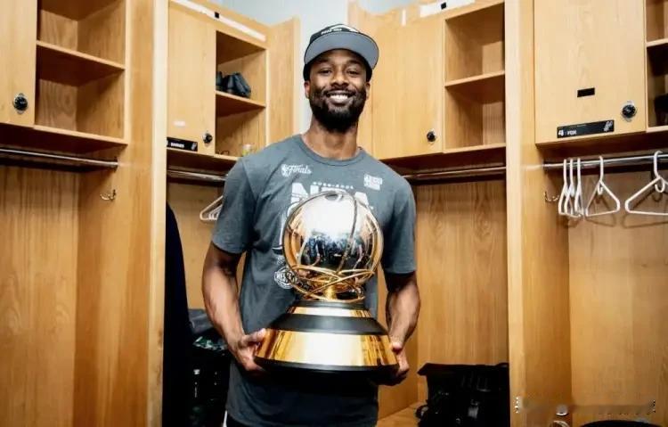 马刺老将巴恩斯真是太憋屈了！最近NBA名宿卡梅隆-安东尼在参加的一个节目中，聊到