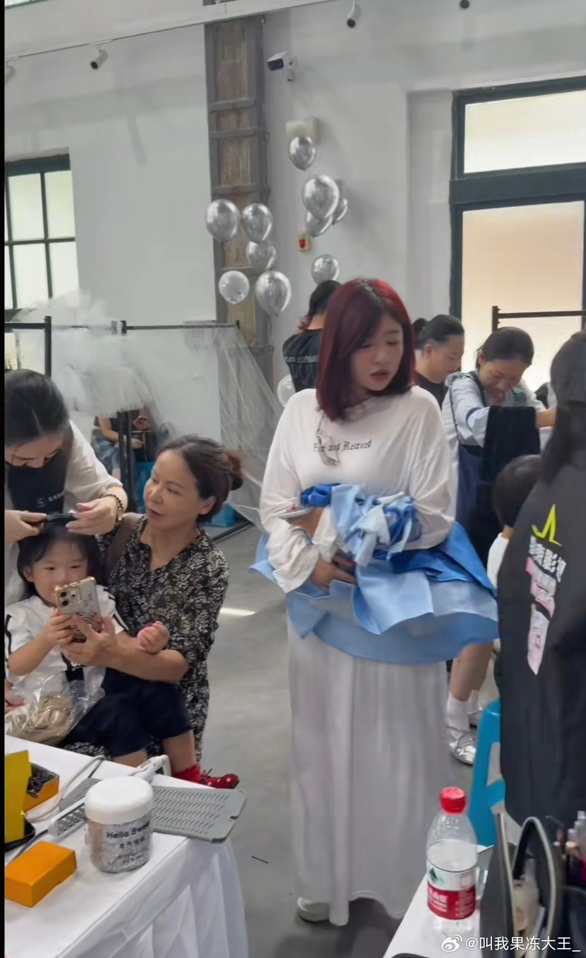 黄一鸣陪女儿走秀黄一鸣风波后首露面黄一鸣风波后首露面，陪女儿闪闪走秀。