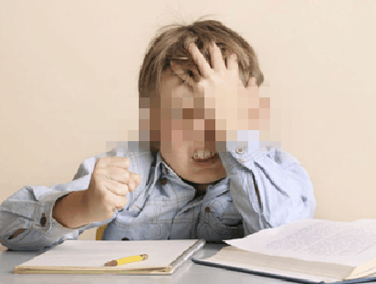 孩子深夜仍在学习, 父母很欣慰, 直到看见孩子写的字, 竟泪流满面