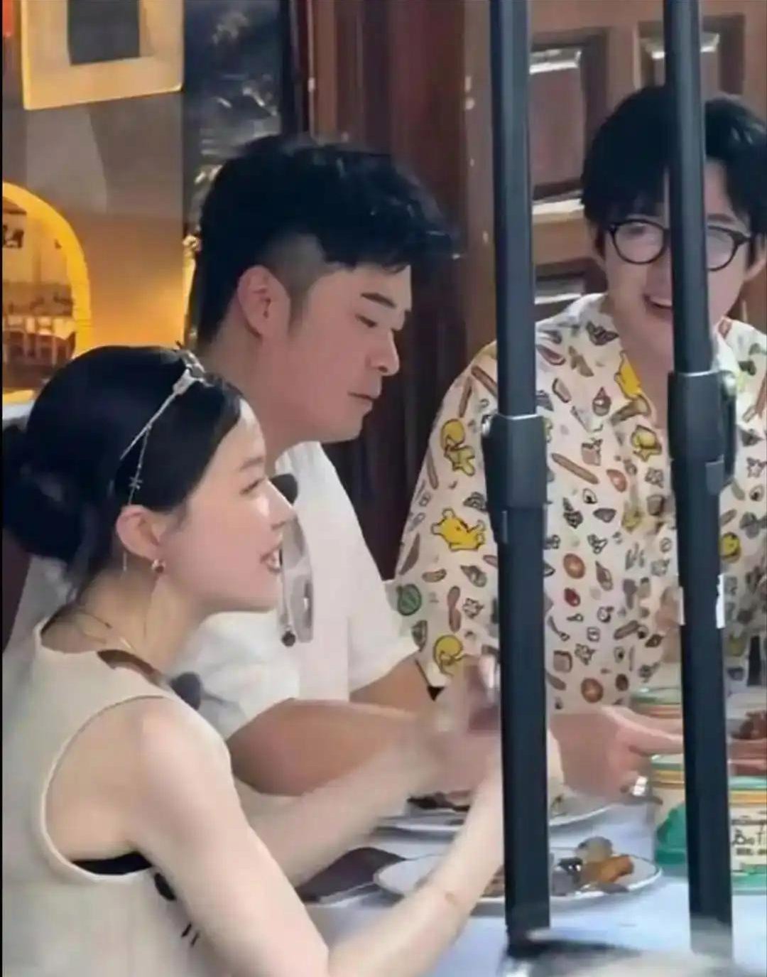 路人镜头下的金靖，能进娱乐圈，颜值都不会差…不要怀疑任何一张能进娱乐圈的脸